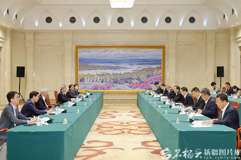 陳小江艾爾肯·吐尼亞孜會(huì)見(jiàn)淡馬錫公司董事長(zhǎng)林文興和候任董事長(zhǎng)張志賢