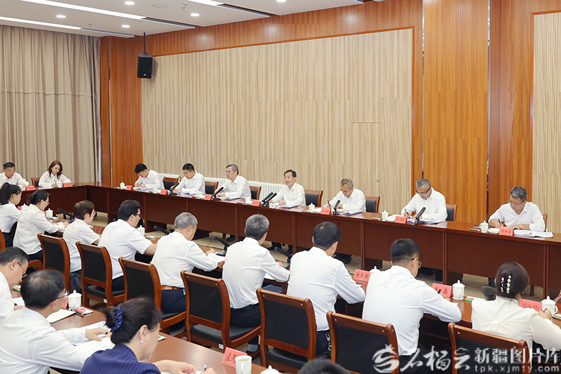 陳小江艾爾肯·吐尼亞孜教師節(jié)前調(diào)研教育工作并召開(kāi)座談會(huì)